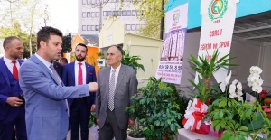 Belediye Başkanı kendisine hediye edilen çiçekleri satılması için bağışladı