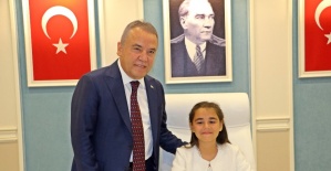 Böcek, koltuğunu çocuk başkana bıraktı