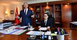 Mansur Yavaş, koltuğunu Kerem Negis'e bıraktı
