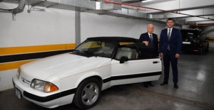 Bahçeli klasik otomobilini hediye etti