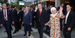 Cumhurbaşkanı Erdoğan ve eşi Japonya'da Türk vatandaşlarını selamladı