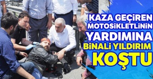 Kaza geçiren motosikletlinin yardımına Binali Yıldırım koştu