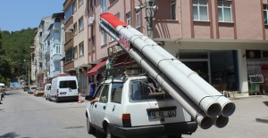 Aracına monte ettiği 'S-400'lerle şehir turu attı