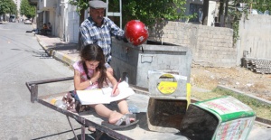Babasının çöpten topladığı kitapları okuyor