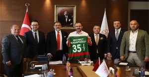 Bakan Kasapoğlu ile ‘Karşıyaka’ zirvesi