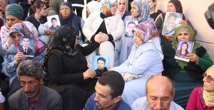 Bakan Selçuk, HDP önünde eylem yapan aileleri ziyaret etti