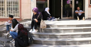 Çocuklarının dağa kaçırıldığını iddia eden aile, HDP önünde oturma eylemi başlattı
