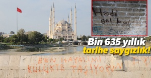 Dünyanın en eski köprüsüne sprey boya ile yazı yazdılar