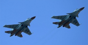 Rus savaş uçakları havada çarpıştı