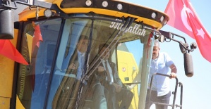 Vali Balcı biçerdöverle hasat yaptı