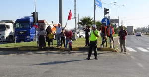 Hatay'da komandoların geçişine Türk bayraklı destek