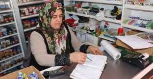 Veresiye defterindeki borçları kapattı, 'Borcunuz ödendi pankartı' astırdı