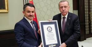 Dünya rekoru belgesi Cumhurbaşkanı Erdoğan'a verildi