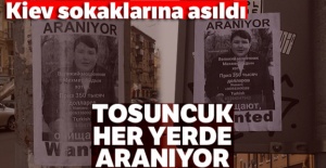 Kiev sokaklarına 'Tosuncuk' için yeni afişler asıldı