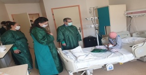 Karabağlar AK Gençlik’ten hastanedeki çocuklara 23 Nisan hediyesi