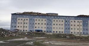 Kars'ta şiddetli rüzgar önüne çıkanı söktü attı