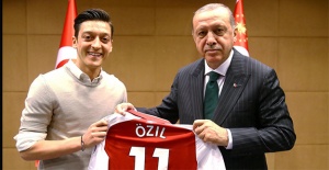 Mesut Özil'den Kızılay'a anlamlı bağış