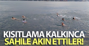 Kısıtlama kalkınca sahile akın edip denize girdiler